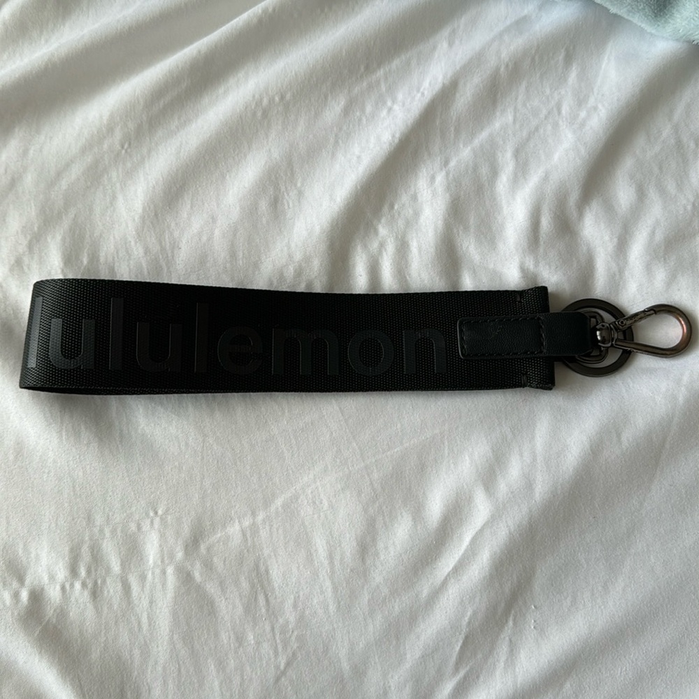 lululemon never lost black keychain